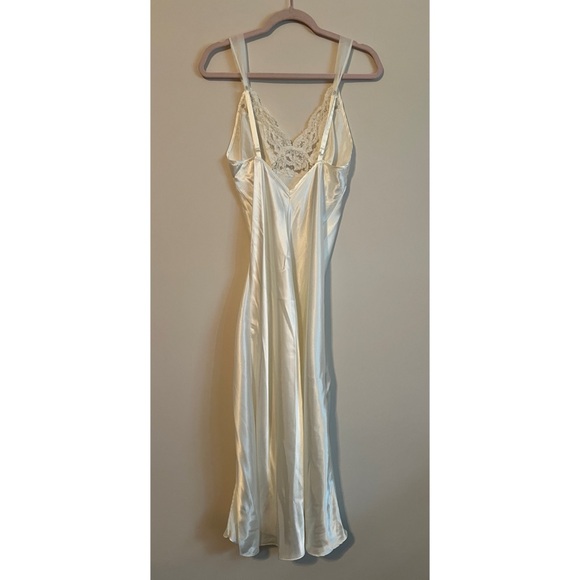 Vintage Victoria’s Secret White Lace Nightie & Robe - Picture 7 of 7